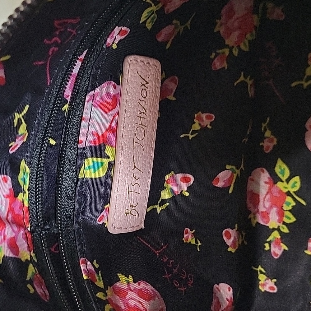 🩷🩷Betsey Johnson Pink Crossbody Bag with Gold Chain🩷🩷 - Picture 4 of 7